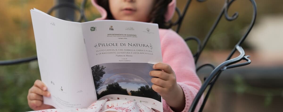 Lettura in giardino a La Petrara (Calabria)