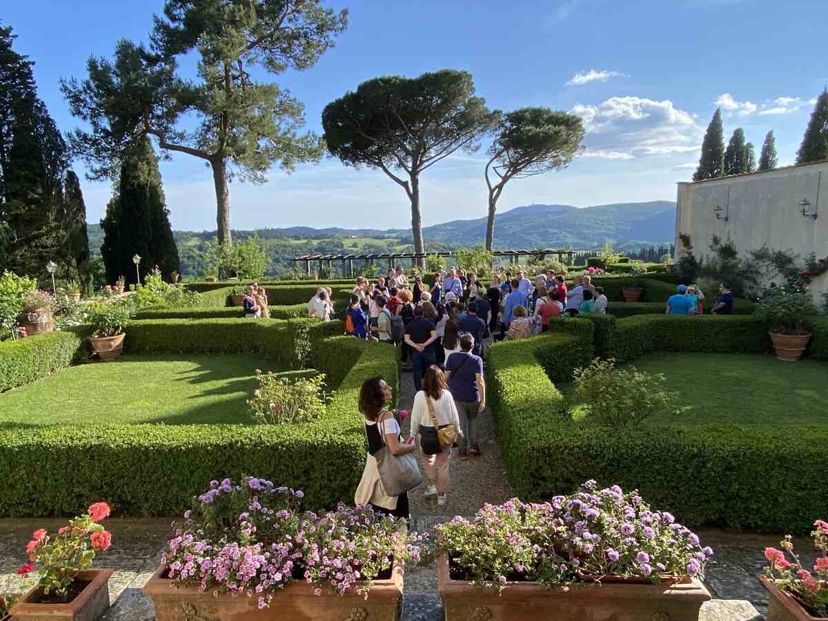Visitatori in giardino a Villa Pozzolini di Bivigliano (Toscana)